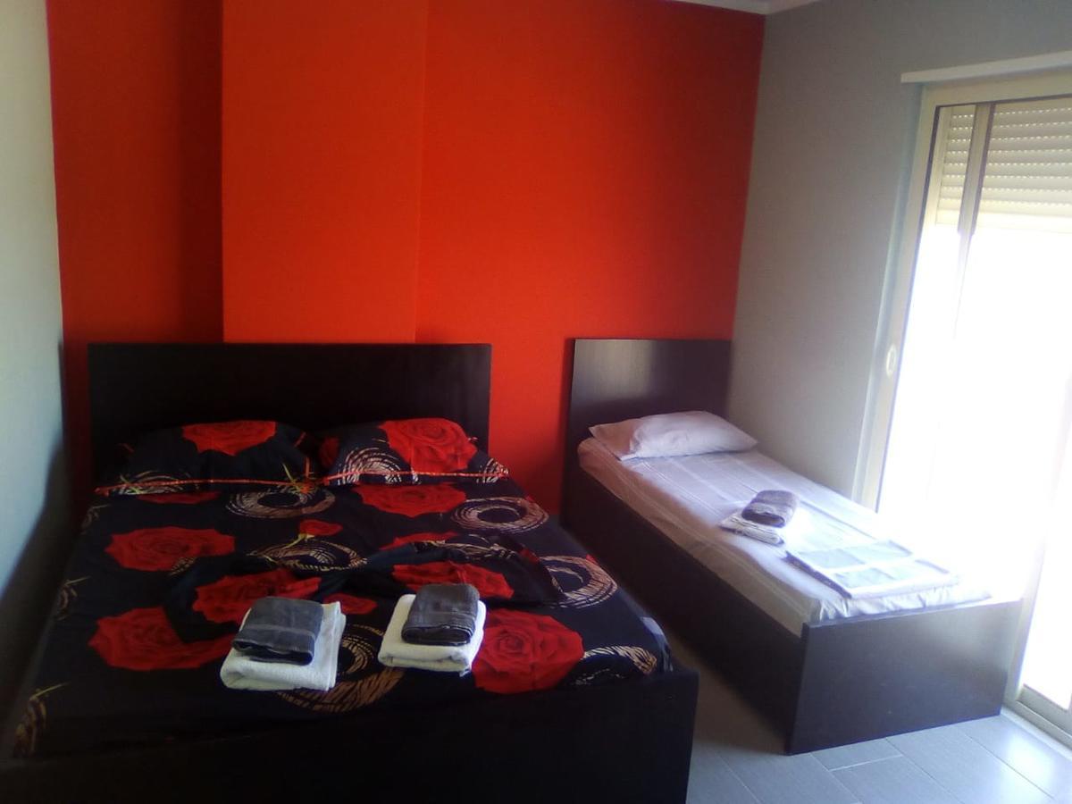 Maksimilian Apartament Дуррес Екстер'єр фото